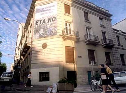 La pancarta con el lema del acto de hoy, en la fachada de la Asociación de la Prensa, en Madrid.