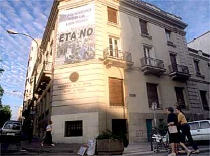 La pancarta con el lema del acto de hoy, en la fachada de la Asociación de la Prensa, en Madrid.