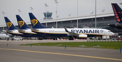 Aviones de Ryanair aparcados en el aeropuerto de Bruselas. 