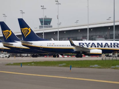 Aviones de Ryanair aparcados en el aeropuerto de Bruselas. 