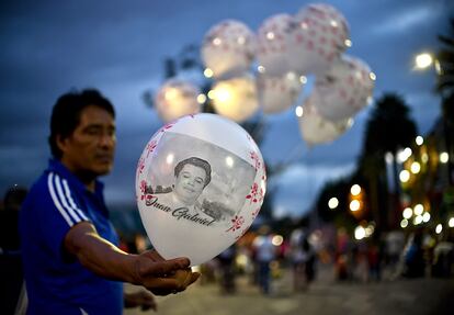 Un vendedor ofrece globos con la imagen de Juan Gabriel en la plaza Garibaldi en Ciudad de México, el 30 de agosto de 2016.