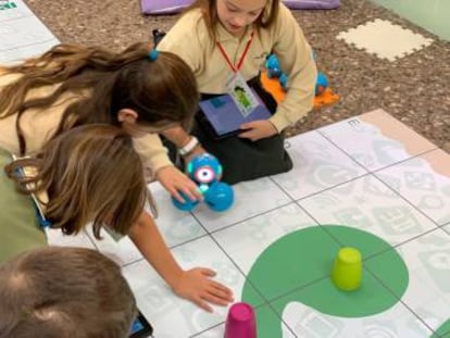 Alumnos del colegio Camarena Valterna durante una clase con los robots Dot y Dash.