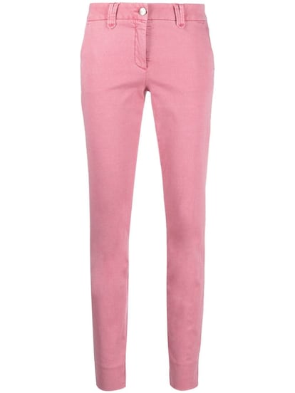 Que se note que llega la primavera con estos pantalones chinos de color rosa chicle y corte slim. Cumplen todos los requisitos del modelo Docker más tradicional con un punto de color que le da la bienvenida al buen tiempo. Son de Luisa Cerano y cuestan 210€.
