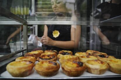 "Pasteles de nata" en una pastelería en Lisboa, Portugal.