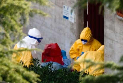 La m&eacute;dico de MSF entra en el hospital Carlos III de Madrid.