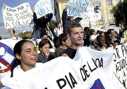 Cientos de estudiantes de la Casa Pia se manifiestan ante el palacio presidencial.