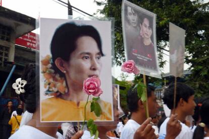 Seguidores de Aung San Suu Kyi esperan su liberación en la sede de la Liga Nacional para la Democracia.