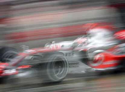 El McLaren de Fernando Alonso, durante un 'pit stop' de la sesión de calificación