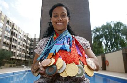 Teresa Perales, galardonada con el Premio Princesa de Asturias de los Deportes posa con algunas de sus medallas olímpicas.