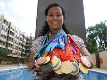 Teresa Perales, galardonada con el Premio Princesa de Asturias de los Deportes posa con algunas de sus medallas olímpicas.