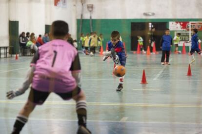 Niños de seis y siete años del Club Social Parque entrenan en un campo de fútbol sala de Buenos Aires.