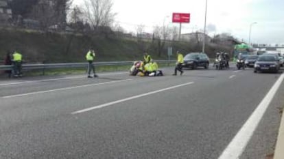 Taxi drivers surround a colleague who was hit by a car on the A-2 road in Madrid.