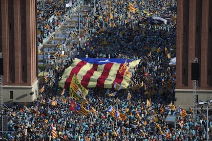 Concentración de la Diada Nacional de Catalunya en 2019 en los accesos a la plaza de Espanya.