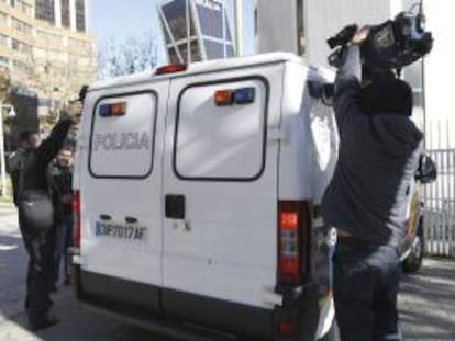 Furgón de la Policía Nacional que ha trasladado hoy al expresidente de la CEOE, Gerardo Díaz Ferrán, a los juzgados de Plaza de Castilla para declarar por una causa relacionada con un crédito de Caja Madrid a la aerolínea Air Comet. Díaz Ferrán había declarado anteriormente en la Audiencia Nacional donde el juez Eloy Velasco ha decretado su prisión eludible con una fianza de 30 millones de euros, como encausado en la "Operación Crucero".