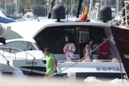 José Joaquín Ripoll, presidente de la Diputación de Alicante, y su esposa, en el yate de Enrique Ortiz (izquierda).