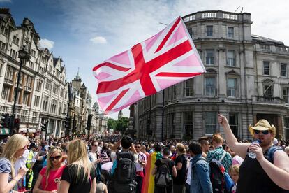 Del 9 de junio al 7 de julio de 2018 Londres sacará sus banderas arcoíris para celebrar la diversidad. Un festival de cine gay, obras de teatro, debates, sesiones de poesía, muchísimos conciertos. Y, como plato fuerte, su desfile, formado por miles de manifestantes, patinadores, bailarines y cantantes que parten de Baker Street, por Oxford Street y Regent Street, hasta Trafalgar Square. El año pasado la celebración contó con la presencia de la Policía Metropolitana, el servicio de Ambulancias y los bomberos de Londres, que fueron homenajeados por su actuación durante los atentados terroristas en la capital y el incendio declarado semanas antes en la Torre Grenfell. Más información: <a href="https://prideinlondon.org/" target="_blank">prideinlondon.org</a>