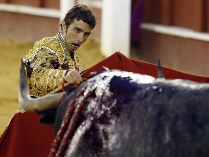 Fernando Roble&ntilde;o, durante la lidia de su segundo toro, ayer lunes en la Feria de Agosto de M&aacute;laga.