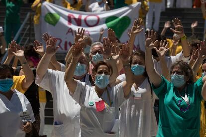 Personal sanitario del Hospital Gregorio Marañón protestan este lunes contra la "privatización" del servicio en Madrid.