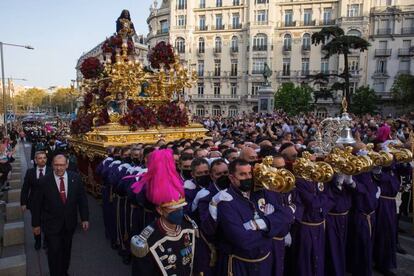 Miembros de una cofradía portan la imagen de Jesús de Medinaceli durante la procesión en Madrid.