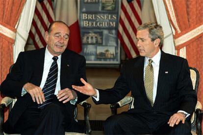 Bush tiende su mano a Chirac antes de su reunión en Bruselas.