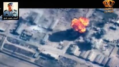Captura de televisión de un bombardeo de Jordania sobre posiciones del EI.