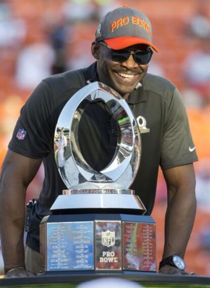 El legendario jugador Michael Irvin posa con el trofeo