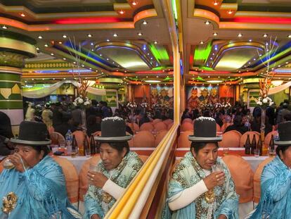 Dos mujeres con vestimenta tradicional en una sala de fiestas en El Alto, en Bolivia.