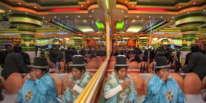 Dos mujeres con vestimenta tradicional en una sala de fiestas en El Alto, en Bolivia.