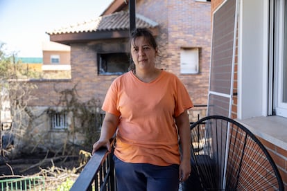 Verónica Elena Sinca, de 48 años, cuya casa se ha salvado de las llamas al estar construyendo un muro.