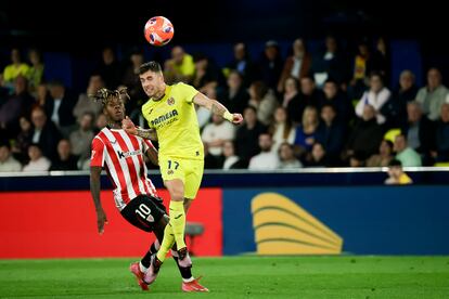 Niko Williams (izquierda) y Kiko Femenía luchan por el balón en el partido de Liga entre Villarreal y Athletic.