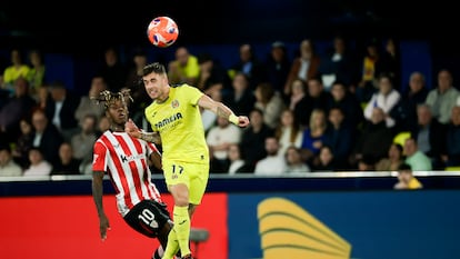 Niko Williams (izquierda) y Kiko Femenía luchan por el balón en el partido de Liga entre Villarreal y Athletic.