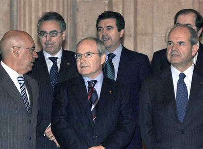 La foto de esta tercera Conferencia es casi idéntica a la de la edición anterior, que tuvo lugar en septiembre de 2005; el único cambio es la cara del representante de Cataluña: José Montilla sustituye a Pasqual Maragall.