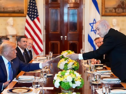 El primer ministro israelí, Benjamin Netanyahu, entrega un documento al presidente estadounidense, Donald Trump, en la Casa Blanca.