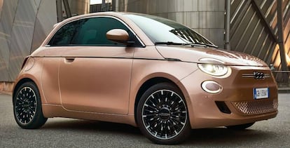 El mítico Fiat 500 fue el noveno modelo más vendido en los ocho primeros meses del año, con algo más de 10.200 unidades entregadas. Según Stellantis, este vehículo tiene un plazo medio de entrega de dos meses, un plazo que se duplica hasta los cuatro meses en el caso de su versión eléctrica.