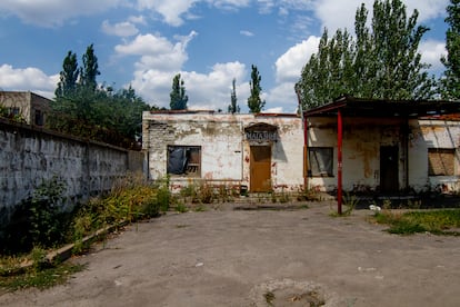 Una casa abandonada en la carretera entre Pokrovsk y Myrnogrado, en la provincia de Donetsk (Ucrania), el 29 de julio de 2024.
