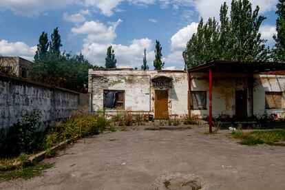 Una casa abandonada en la carretera entre Pokrovsk y Myrnogrado, en la provincia de Donetsk (Ucrania), el 29 de julio de 2024.