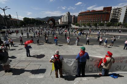 Un grupo de pensionistas se concentró este lunes en Bilbao para reclamar mejores residencias públicas. L. TEJIDO (EFE)