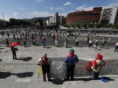 Un grupo de pensionistas se concentró este lunes en Bilbao para reclamar mejores residencias públicas. L. TEJIDO (EFE)