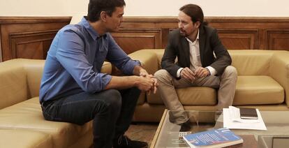 Sobre la mesa, con portada azul, el último número de 'The New Left Review' que Pablo Iglesias ha regalado a Sánchez.