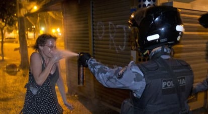 Policial Militar espirra spray de pimenta em mulher durante protesto no Rio de Janeiro, em junho de 2013.