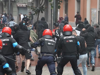 Agentes de la Ertzaintza cargan contra un grupo de radicales que intentan boicotear el mitin de Vox este viernes en Sestao.