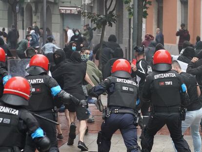 Agentes de la Ertzaintza cargan contra un grupo de radicales que intentan boicotear el mitin de Vox este viernes en Sestao.