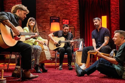 Litus y Novoa, con Rayden, Vanesa Martín 
y Dani Fernández, en el primer capítulo de 'El camerino'.