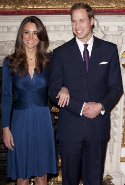 Kate Middleton, con el vestido de Daniella Helayel, y Guillermo de Inglaterra, el día que anunciaron su compromiso, en noviembre de 2010.