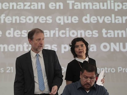 Raymundo Ramos (centro), acompañado de Jan Jarab, de la ONU, y Tania Reneaum, de Amnistía Internacional.
 
 