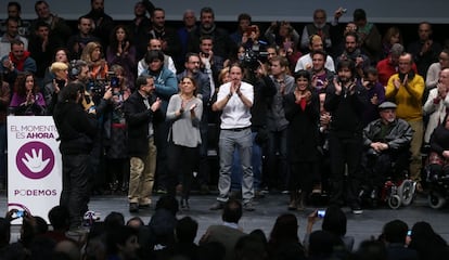 Pablo Iglesias, entre Begoña Gutiérrez (izquierda), secretaria general de Podemos Sevilla, y Teresa Rodríguez, candidata a liderar el partido en Andalucía tras finalizar sus intervenciones.