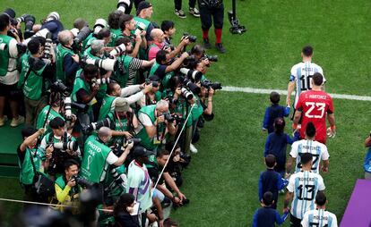 Messi camina frente a sus compañeros, antes del partido frente a Arabia Saudí.