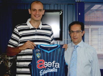 Carlos Jiménez, ayer junto al presidente del Estudiantes, Juan Francisco García.