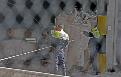 Los Mossos inspeccionan la fábrica en la que se produjo el accidente laboral.
