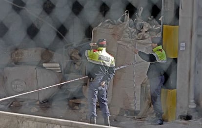 Los Mossos inspeccionan la f&aacute;brica en la que se produjo el accidente laboral.